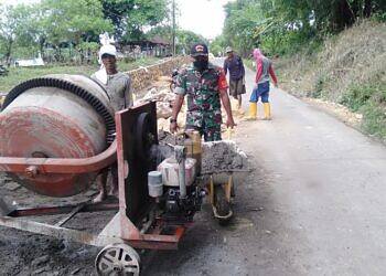 Bersama Masyarakat Desa Kuwurejo Sertu Sukadi Membantu Pembuatan Plengsengan Jalan Desa