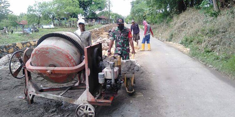 Bersama Masyarakat Desa Kuwurejo Sertu Sukadi Membantu Pembuatan Plengsengan Jalan Desa