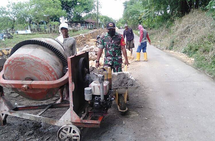 Bersama Masyarakat Desa Kuwurejo Sertu Sukadi Membantu Pembuatan Plengsengan Jalan Desa