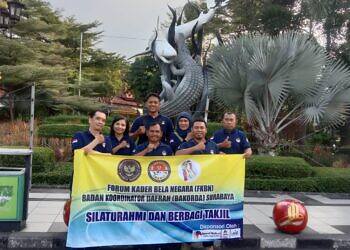 Forum Kader Bela Negara Korda Surabaya Bagi Takjil Gratis