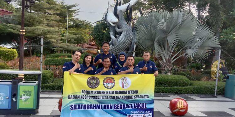Forum Kader Bela Negara Korda Surabaya Bagi Takjil Gratis