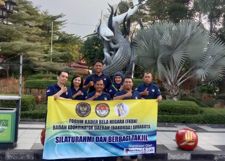 Forum Kader Bela Negara Korda Surabaya Bagi Takjil Gratis