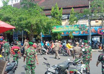 Pantau Penerapan Prokes Jelang Lebaran, TNI-Polri dan Satpol PP di Lamongan Gelar Patroli di Pusat Perbelanjaan
