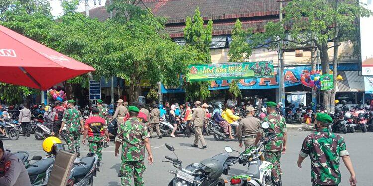 Pantau Penerapan Prokes Jelang Lebaran, TNI-Polri dan Satpol PP di Lamongan Gelar Patroli di Pusat Perbelanjaan