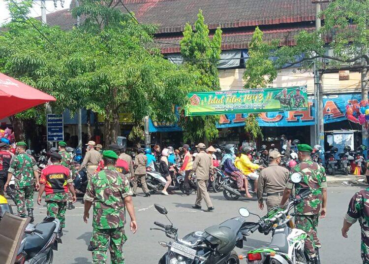 Pantau Penerapan Prokes Jelang Lebaran, TNI-Polri dan Satpol PP di Lamongan Gelar Patroli di Pusat Perbelanjaan
