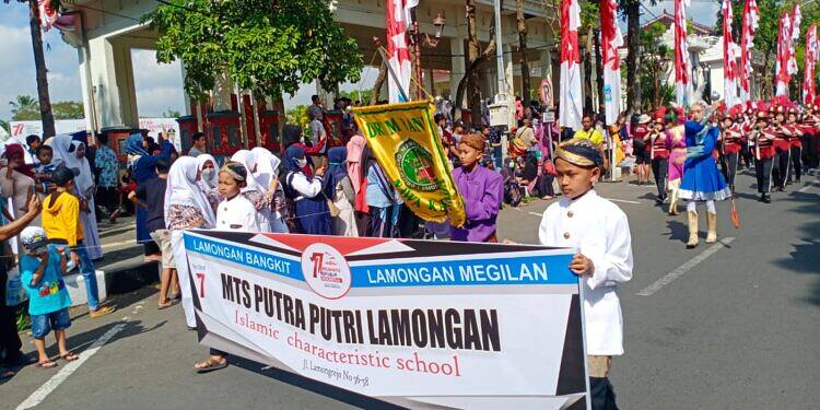 MTs Putra Putri Lamongan Penuh Prestasi, Sukses Semarakkan Karnaval Lamongan Megilan