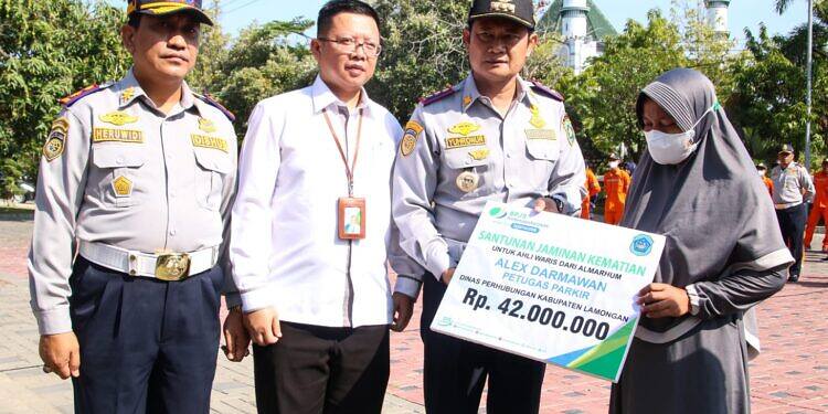 BPJS Ketenagakerjaan Cabang lamongan Serahkan Santunan JKM untuk Ahli Waris Juru Parkir Sebesar Rp. 42.000.000,-