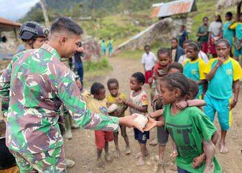 Jalin Tali Kasih, Satgas Yonif Raider 321/GT/13/1 Kostrad Berbagi Makanan Kepada Warga di Pedalaman Papua
