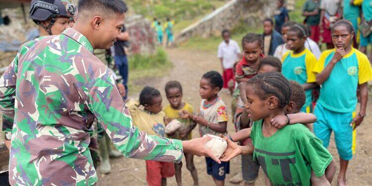 Jalin Tali Kasih, Satgas Yonif Raider 321/GT/13/1 Kostrad Berbagi Makanan Kepada Warga di Pedalaman Papua