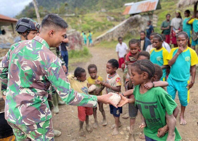 Jalin Tali Kasih, Satgas Yonif Raider 321/GT/13/1 Kostrad Berbagi Makanan Kepada Warga di Pedalaman Papua