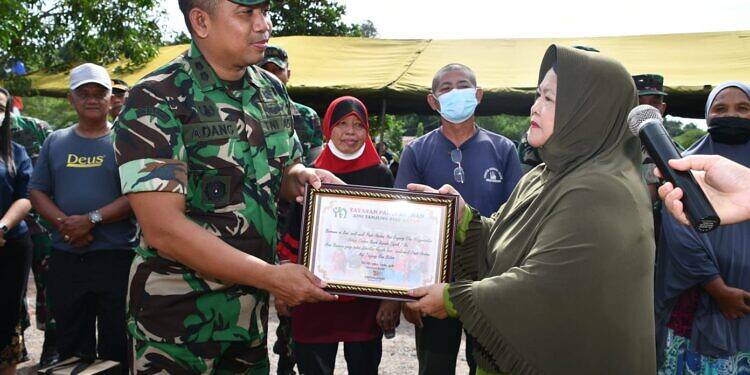 Gelar Bakti Sosial di HUT Korem 033/WP ke -17