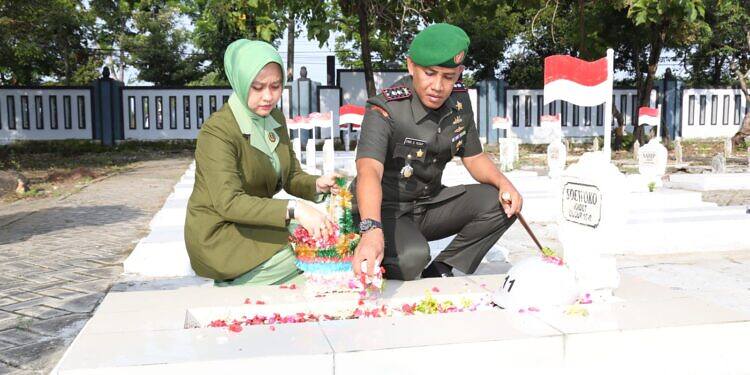 Peringati Hari Juang TNI AD Ke-77 Tahun 2022. Kodim 0812/Lamongan Gelar Upacara Ziarah Tabur Bunga