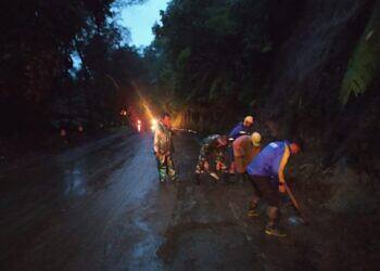 Babinsa Koramil Selo Tanggap Bencana Evakuasi Tanah Longsor