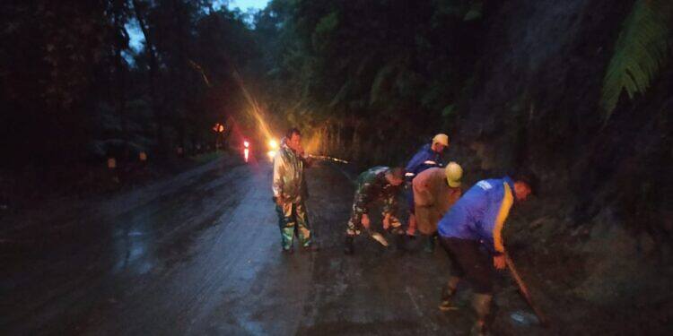 Babinsa Koramil Selo Tanggap Bencana Evakuasi Tanah Longsor