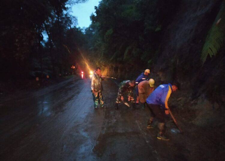 Babinsa Koramil Selo Tanggap Bencana Evakuasi Tanah Longsor