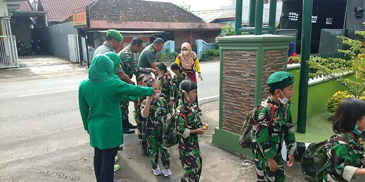 Koramil Mantup di Serbu Siswa-siswi TK Kartika IV-46 Kodim Lamongan