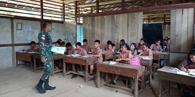 Personel Satgas Pamtas RI-Malaysia Yonarmed 19/105 Trk Bogani Jadi Tenaga Pendidik Bantu Cerdaskan Anak-Anak Perbatasan.