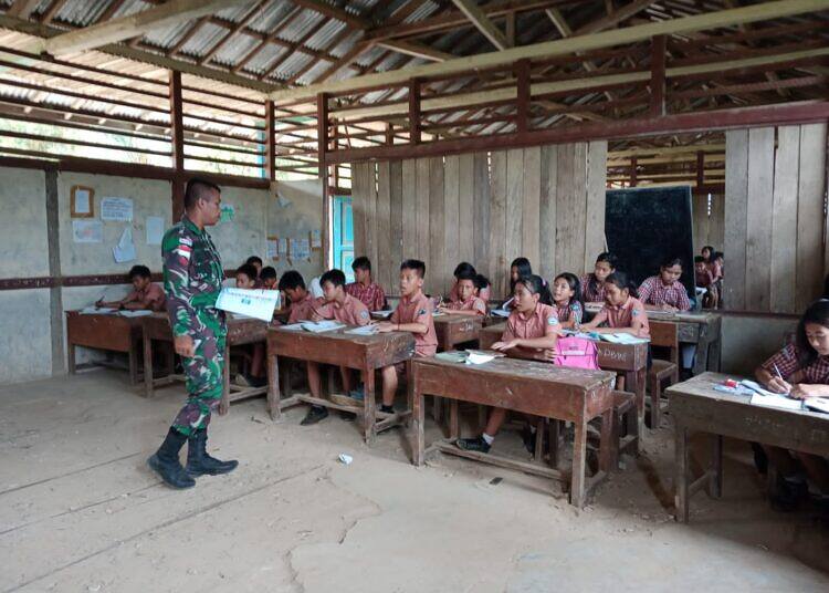 Personel Satgas Pamtas RI-Malaysia Yonarmed 19/105 Trk Bogani Jadi Tenaga Pendidik Bantu Cerdaskan Anak-Anak Perbatasan.