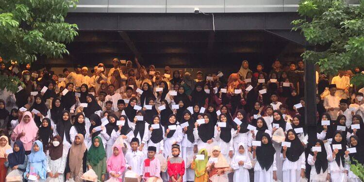 Syukuran Milad Bersama Ratusan Anak Yatim di Onnea Cafe.