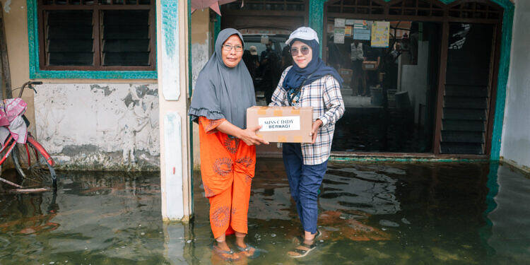 Giat Sosial Bagi Sembako, Sambang Warga Terdampak Banjir di Kabupaten Lamongan.