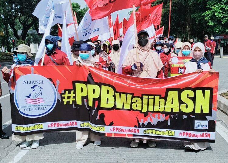 Ratusan PPB Demo KKP Tuntut Jadi ASN.