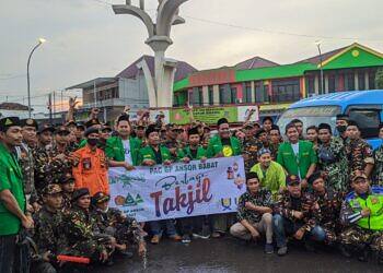 PAC GP Ansor Babat – Lamongan Berbagi Ribuan Takjil di Bundaran Tugu Wingko