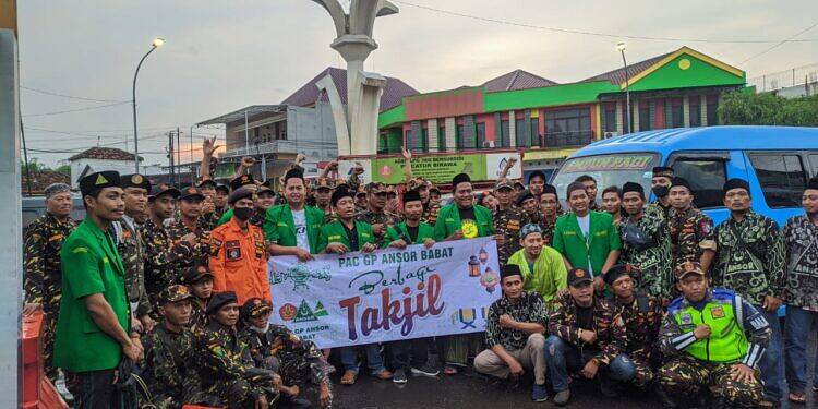 PAC GP Ansor Babat – Lamongan Berbagi Ribuan Takjil di Bundaran Tugu Wingko