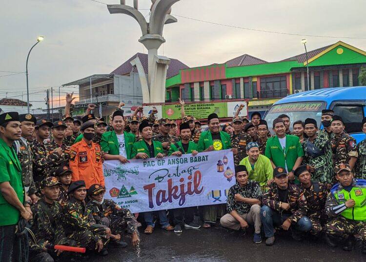 PAC GP Ansor Babat – Lamongan Berbagi Ribuan Takjil di Bundaran Tugu Wingko