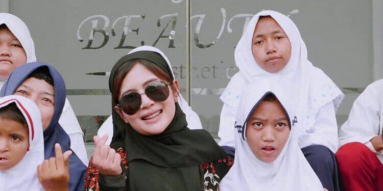 KF Berbagi, Miss Cindy Berbagi Akbar 1000 Paket Sembako dan Santunan.