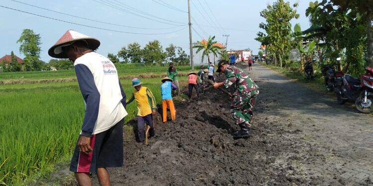 Kepedulian Babinsa Koramil 0812 di Wilayah Bluluk, Bersama Warga Lakukan Normalisasi Saluran Irigasi