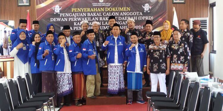 Menaiki Jaran Jenggo Bacaleg PAN Bak Seorang Raja Mendaftarkan Diri di KPU Lamongan
