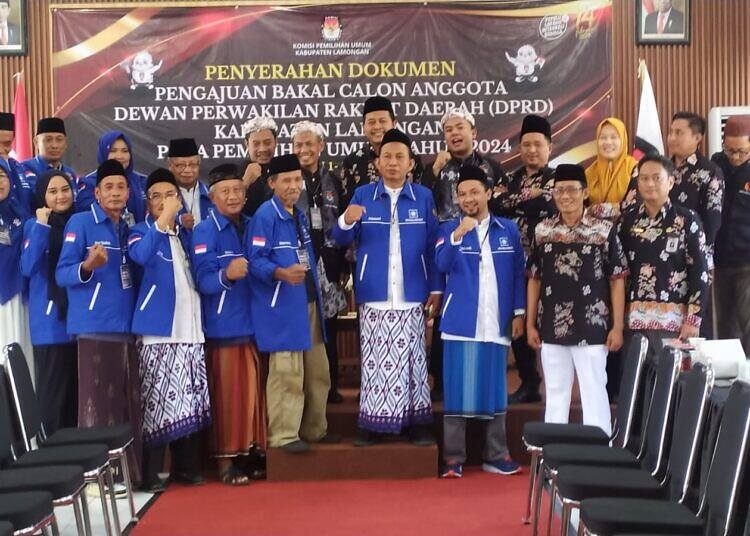 Menaiki Jaran Jenggo Bacaleg PAN Bak Seorang Raja Mendaftarkan Diri di KPU Lamongan