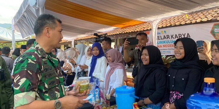 Peduli Pendidikan, Pangdam III/Siliwangi Berikan Bantuan Kepada SMAN 1 Cikijing