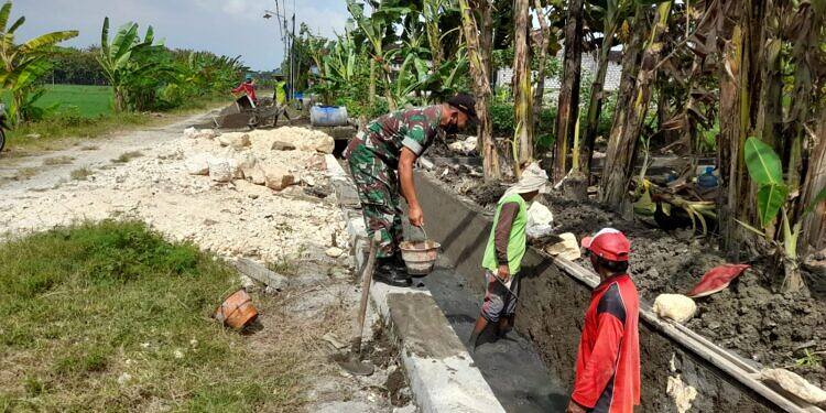 Bantu Petani Optimalkan Sistem Irigasi, Babinsa dan Warga Gotong Royong Perbaiki Plengsengan Saluran Irigasi.