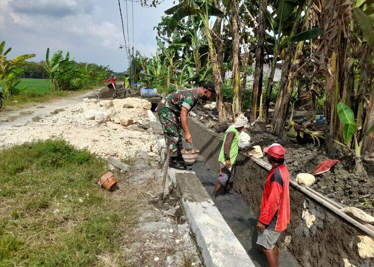 Bantu Petani Optimalkan Sistem Irigasi, Babinsa dan Warga Gotong Royong Perbaiki Plengsengan Saluran Irigasi.