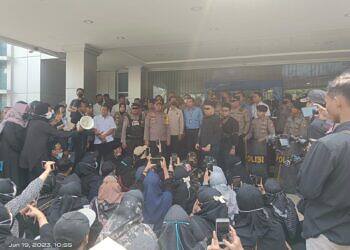 Tak Bisa Akses Rekening Yayasan, Ratusan Dosen dan Karyawan Unisla Demo Bank BRI Lamongan.