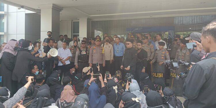 Tak Bisa Akses Rekening Yayasan, Ratusan Dosen dan Karyawan Unisla Demo Bank BRI Lamongan.