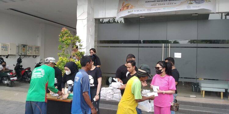 Miss Cindy MM Corp di Hari Idul Adha 1444 Hijriah, Berbagi 500 Daging Kurban dan Santuni Dhuafa.