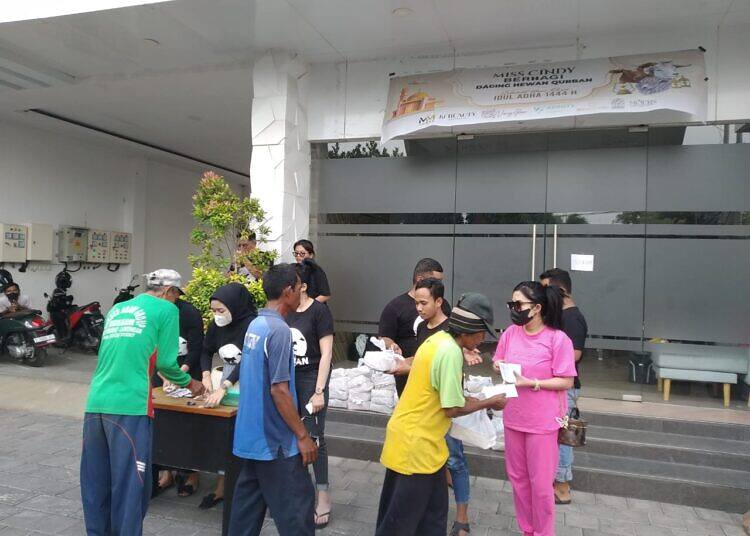 Miss Cindy MM Corp di Hari Idul Adha 1444 Hijriah, Berbagi 500 Daging Kurban dan Santuni Dhuafa.
