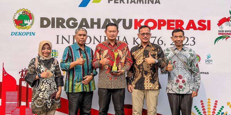 Peringatan Harkopnas ke-76 Tahun 2023, Bupati Yes Terima Penghargaan Pembina Koperasi Andalan.