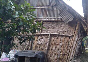 Miris!! Tinggal di Rumah Nyaris Roboh, Potret Kemiskinan di Kabupaten Lamongan.