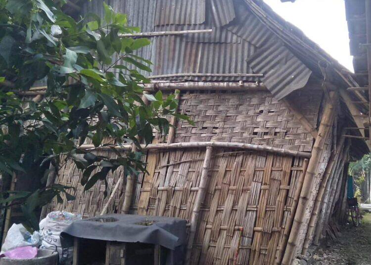 Miris!! Tinggal di Rumah Nyaris Roboh, Potret Kemiskinan di Kabupaten Lamongan.