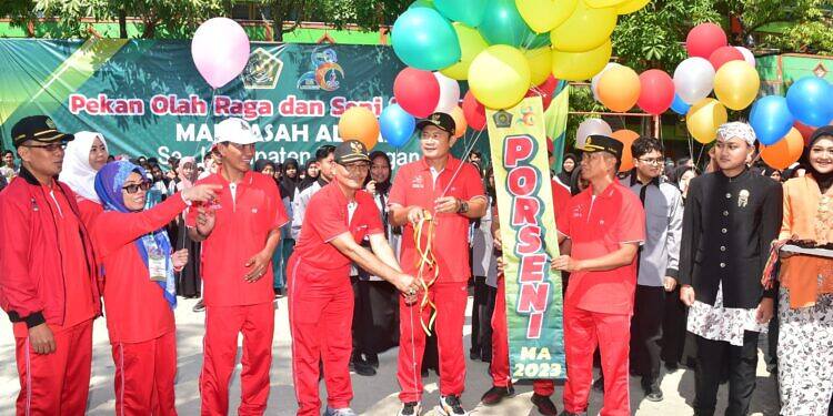 Libatkan Atlit, Bupati YES Gelar PORSENI Tingkat MA Sekabupaten Lamongan.