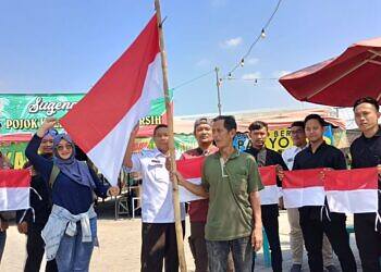 Ratusan Bendera Dibagikan JMSI dan IPSI Untuk Peringati HUT RI ke 78.