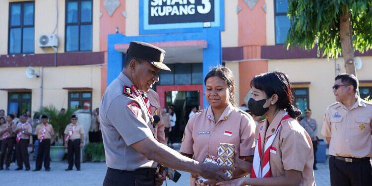 Kapolda NTT Beri Handphone Gratis Pada Pelajar SMAN 3 Kupang