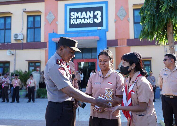 Kapolda NTT Beri Handphone Gratis Pada Pelajar SMAN 3 Kupang