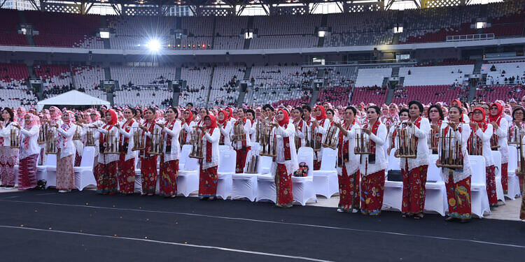 Panglima TNI dan Ketum Dharma Pertiwi Berpartisipasi Dalam Angklung Guinness World of Records