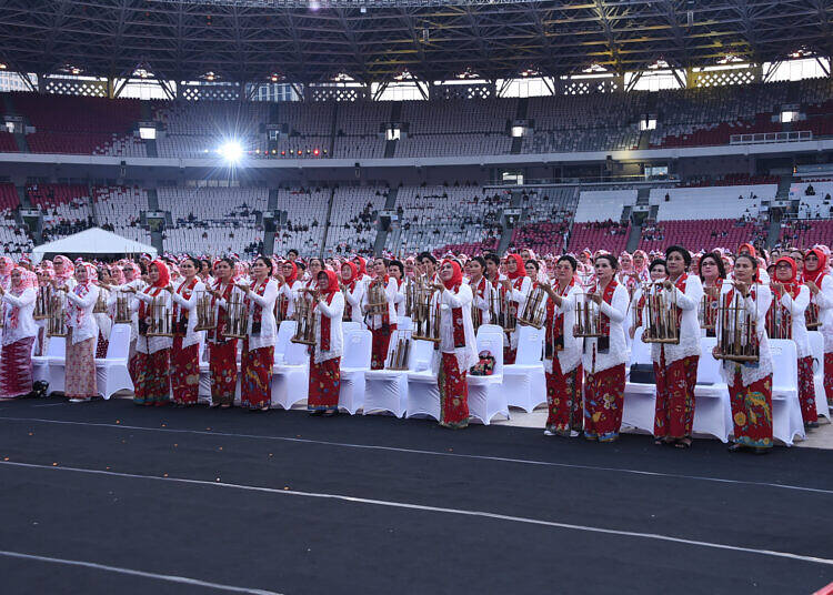Panglima TNI dan Ketum Dharma Pertiwi Berpartisipasi Dalam Angklung Guinness World of Records
