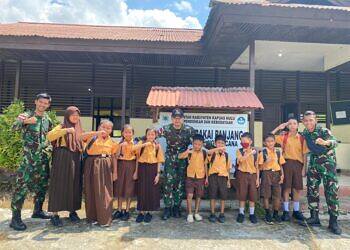 Peduli Cerdaskan Generasi Penerus Bangsa, Satgas Pamtas Yonarmed 10/ Bradjamusti Bantu Menjadi Tenaga Pendidik SD Perbatasan