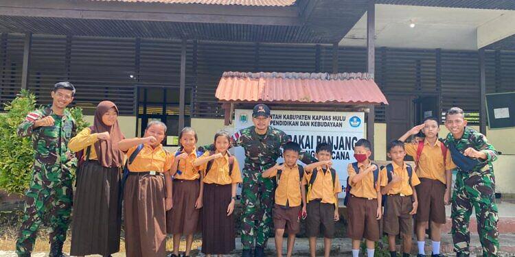 Peduli Cerdaskan Generasi Penerus Bangsa, Satgas Pamtas Yonarmed 10/ Bradjamusti Bantu Menjadi Tenaga Pendidik SD Perbatasan